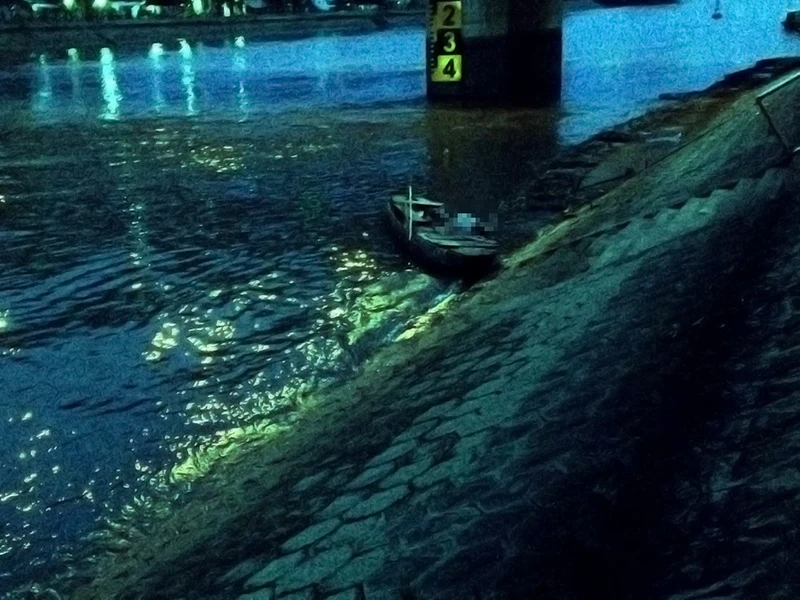 Thi thể người đàn ông trôi trên sông Sài Gòn được người dân đưa vào bờ